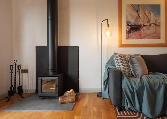 The Retreat, Waterfront & Log Burner