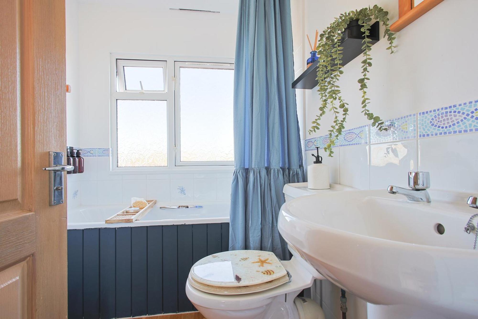 Holiday home The Retreat, Waterfront & Log Burner *