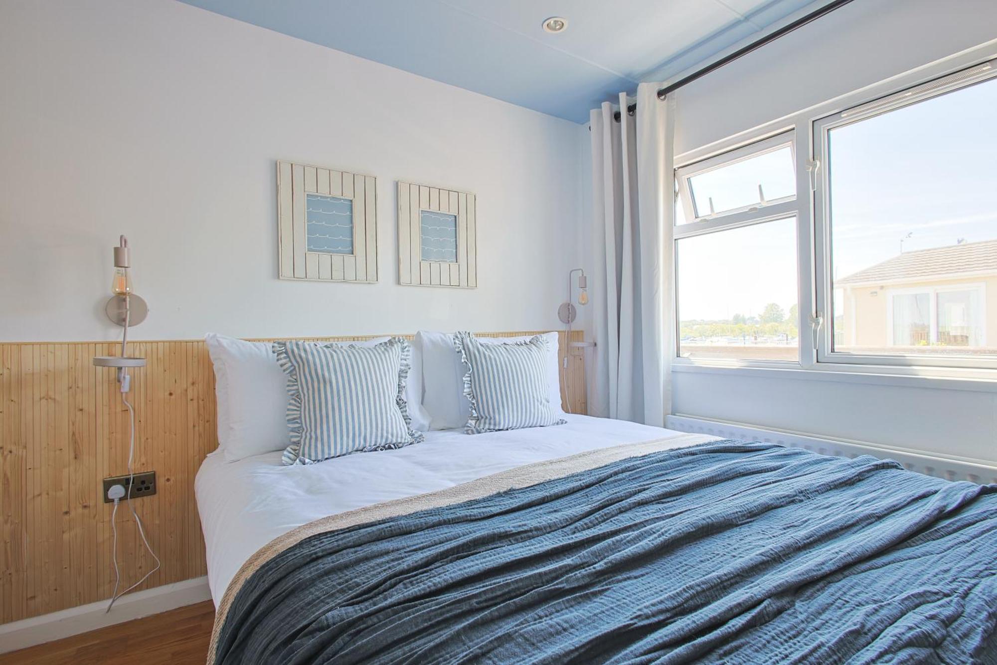 The Retreat, Waterfront & Log Burner * Christchurch (Dorset)