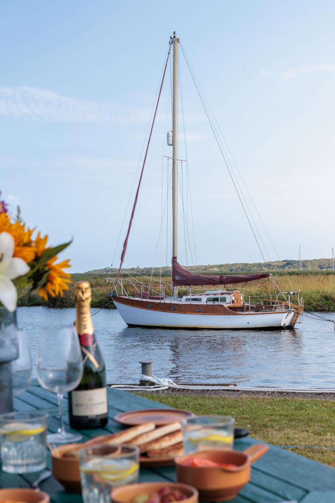The Retreat, Waterfront & Log Burner * Christchurch (Dorset)