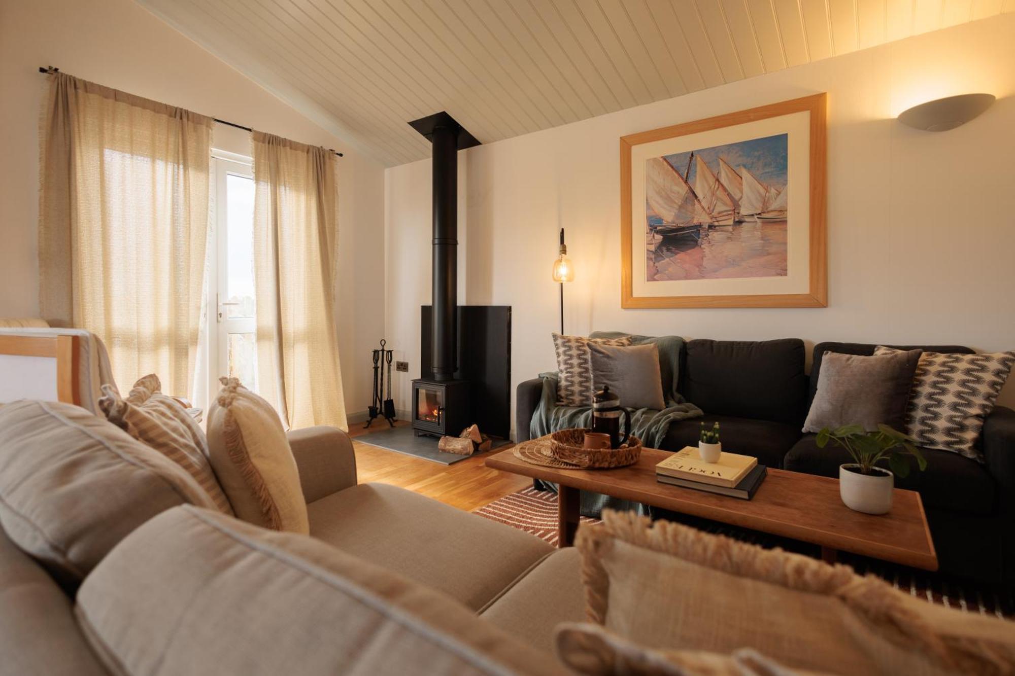 The Retreat, Waterfront & Log Burner Holiday home