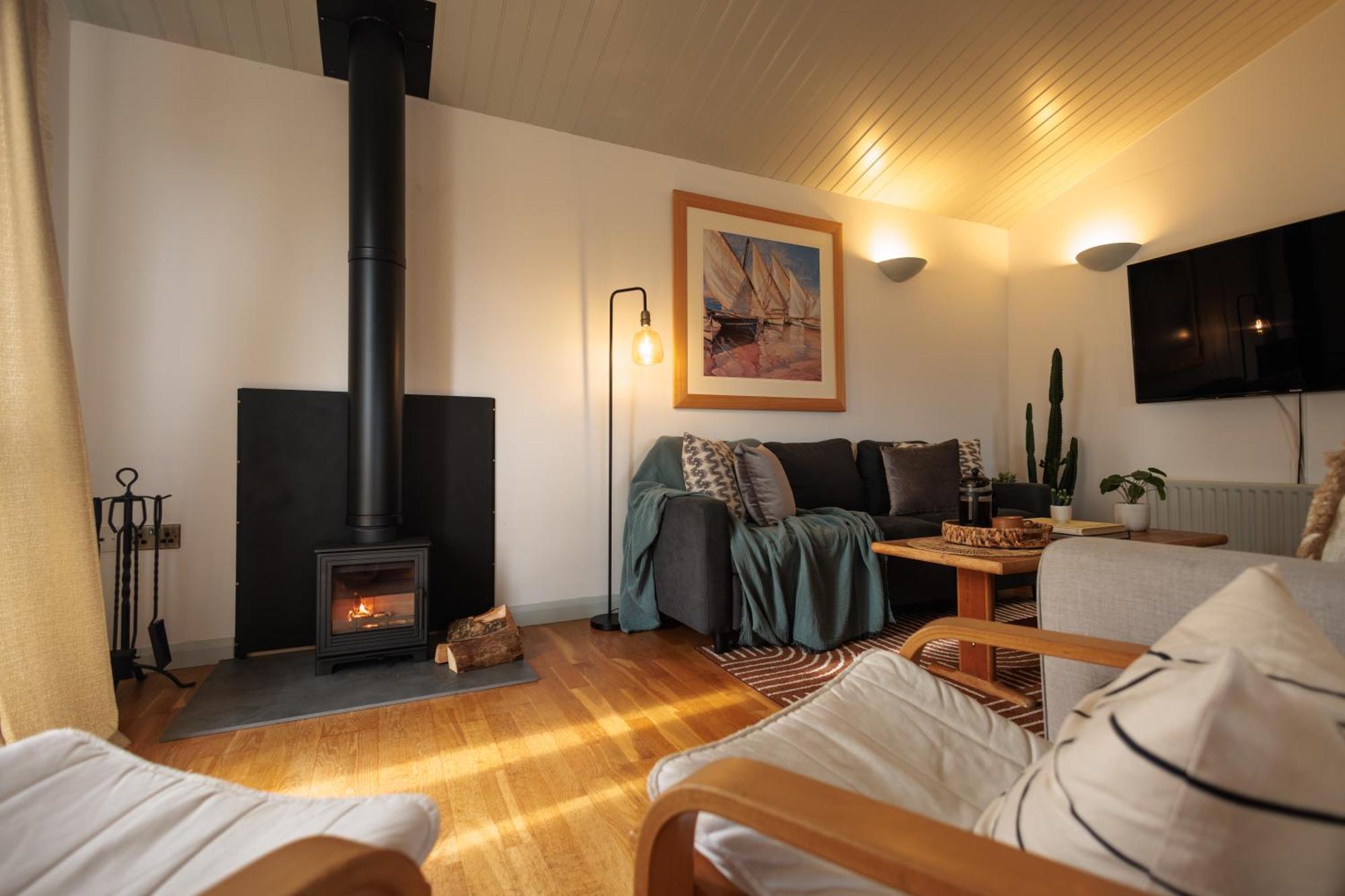 The Retreat, Waterfront & Log Burner * Christchurch (Dorset)